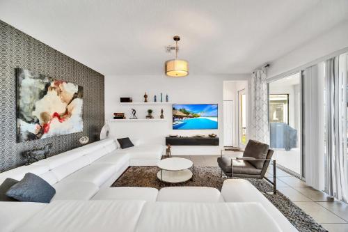 6BR Luxury Resort Home - Private Pool Hot Tub and Games! - image 14