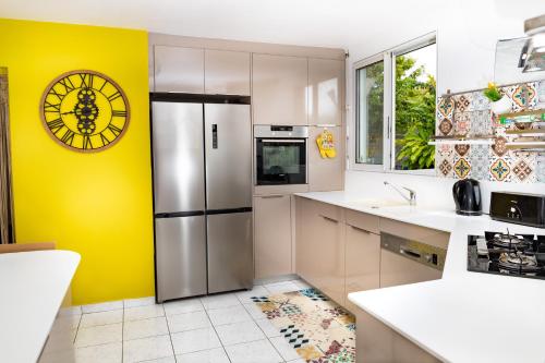 Kitchen, Villa L'Artist en bord de mer avec piscine privee in Duzer
