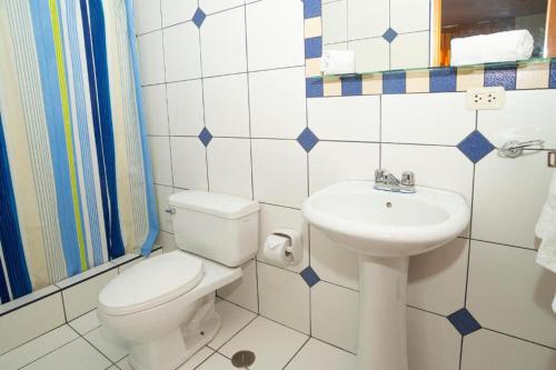 Twin Room image 6