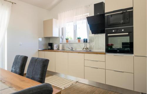 virtuve, Luxurious Home In Trget in Brgod