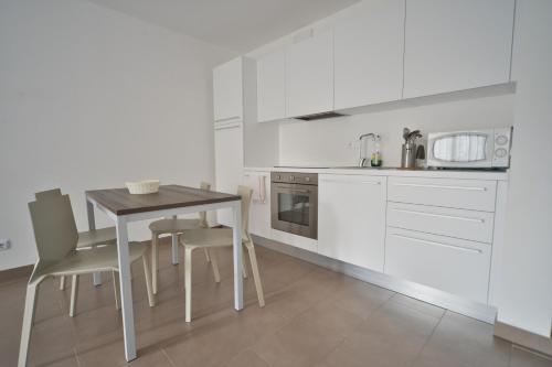 Deluxe One-Bedroom Apartment image 10