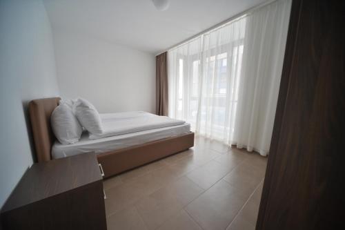 Superior One-Bedroom Apartment image 4