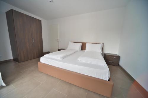 Superior One-Bedroom Apartment image 2