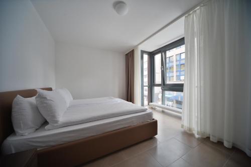 Superior One-Bedroom Apartment image 3