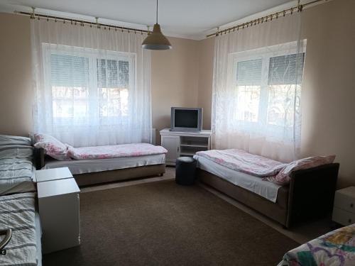 4 twin beds