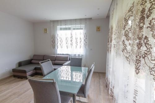 Садиба під Лісом in Volovets'