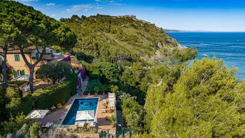 Extraordinary view with a Cobalt pool on the Tuscany coast