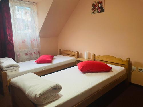 2 twin beds