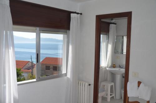 Twin Room image 4