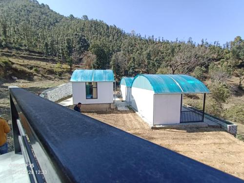 Oak Retreat Huts - image 3