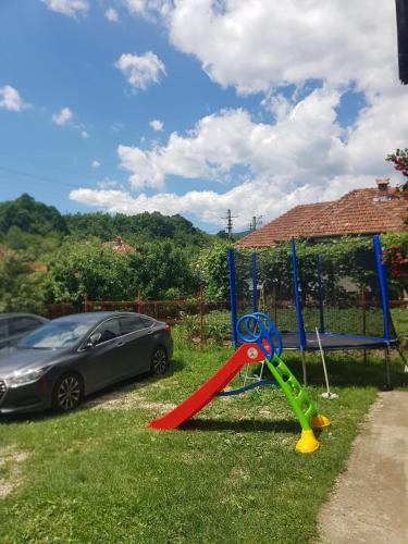 Spēļu laukums, Viata la Tara Cerna in Vaidēni