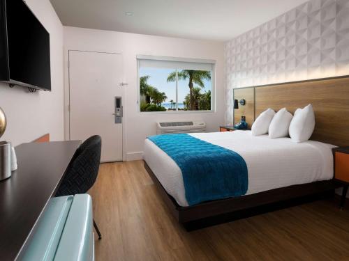 Deluxe Queen Room