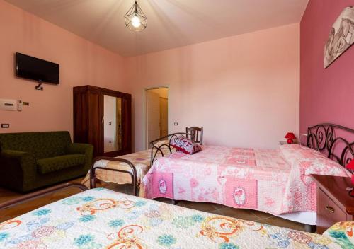 1 queen bed, 2 twin beds