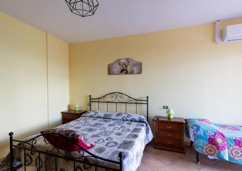 1 queen bed, 1 twin bed