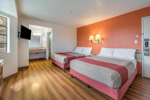 2 double beds