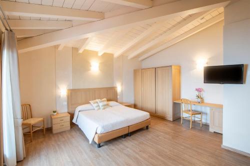 1 queen bed, 1 bunk bed