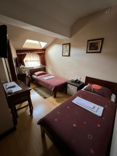 2 twin beds