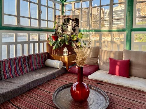 Houseboat65 - Historic home on the Nile - Central Cairo