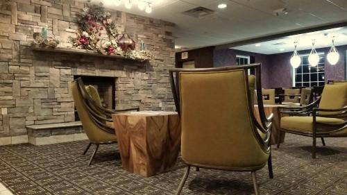 Shared lounge/TV area, Wingate by Wyndham Elkins in Elkins (WV)