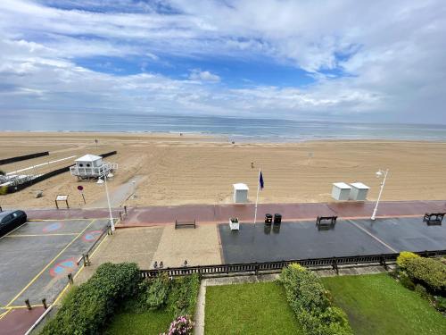 Appartement de 3 chambres a Benerville sur Mer a 10 m de la plage avec vue sur la mer balcon et wifi