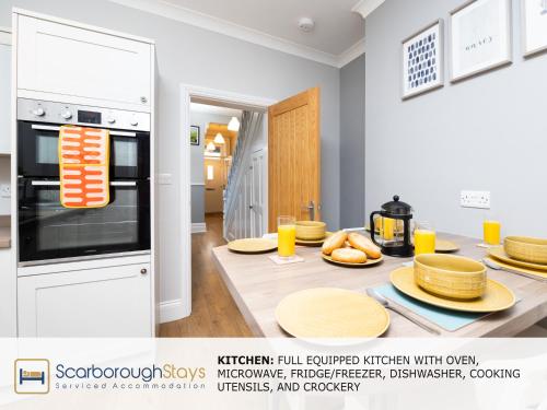 Ashville Lodge- A Spacious 5 Bedroomed Townhouse - FREE Parking - 5 min to the beach and Peasholm Park - image 3