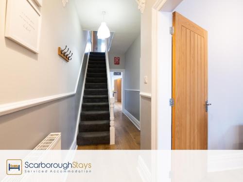 Ashville Lodge- A Spacious 5 Bedroomed Townhouse - FREE Parking - 5 min to the beach and Peasholm Park - image 4