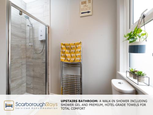 Ashville Lodge- A Spacious 5 Bedroomed Townhouse - FREE Parking - 5 min to the beach and Peasholm Park - main image