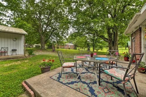 Cheerful Grand Rivers Cottage, 1/2 Mi to Lake in Lake City (KY)