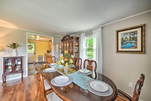 Cheerful Grand Rivers Cottage, 1/2 Mi to Lake in Lake City (KY)