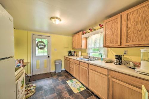 Cheerful Grand Rivers Cottage, 1/2 Mi to Lake in Lake City (KY)