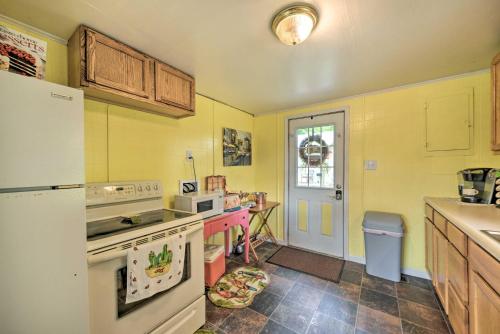 Cheerful Grand Rivers Cottage, 1/2 Mi to Lake in Lake City (KY)