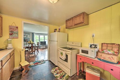 Cheerful Grand Rivers Cottage, 1/2 Mi to Lake in Lake City (KY)