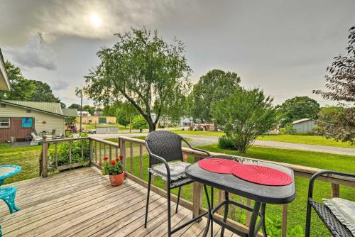 Cheerful Grand Rivers Cottage, 1/2 Mi to Lake in Lake City (KY)