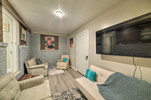 Pet-Friendly Mini Apt with Patio, Walk to Dtwn!