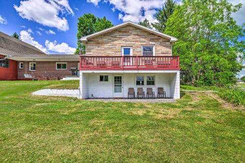Roomy Montour Falls Retreat w/ Private Pool! in Montoras ūdenskritumi (NY)