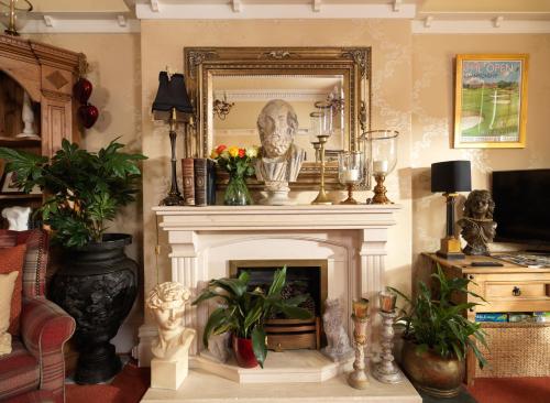 Howarth House - image 8