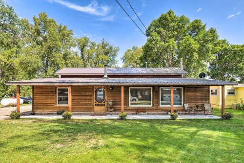 Family Home w/ Hot Tub - Walk to Johnson Lake! - Bertrand, NE