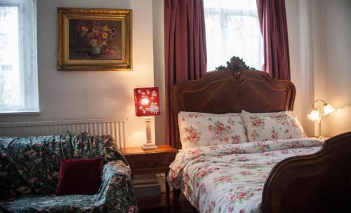 Dawson Place, Juliette's Bed and Breakfast - image 4