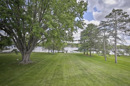 Cumberland Retreat with Lakefront Yard and Dock