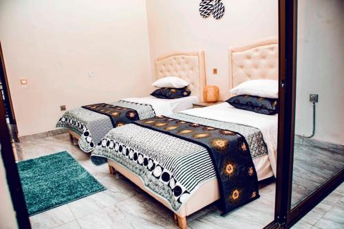 2 twin beds