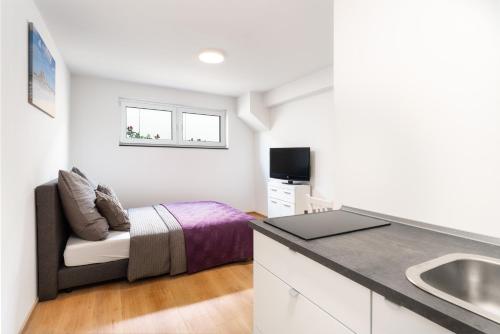 Modernes Basement-Studio mit Queensize-Boxspringbett und Walk-In Dusche mit guter Anbindung in die Innenstadt