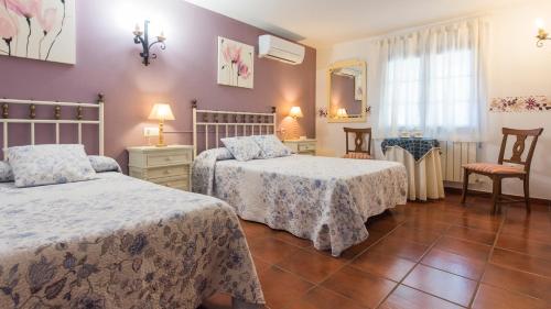 1 double bed, 1 twin bed