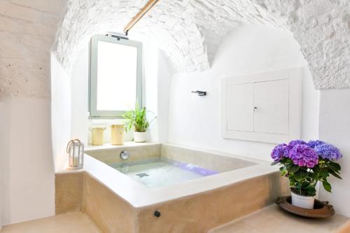 Hot tub, Corte Giotto Exclusive House in Carovigno