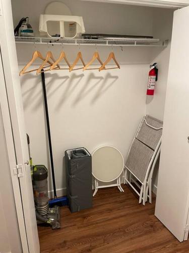 Spacious 2bedroom FREE parking king bed close to DT