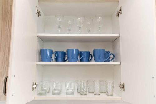 Spacious 2bedroom FREE parking king bed close to DT