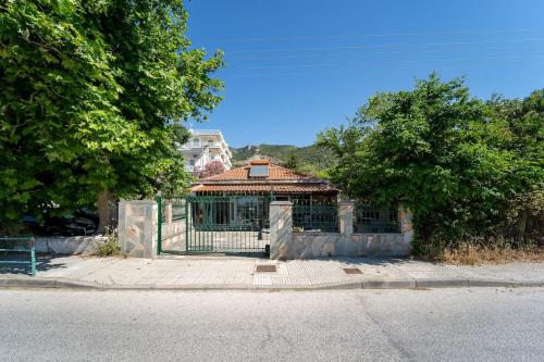 Vacation Home / 1 min to beach w / private parking gîte à louer Dáto