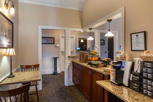 367797831 Essex Street Inn & Suites, Ascend Hotel Collection