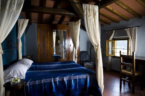 1 queen bed, 1 twin bed