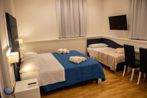 1 double bed, 2 twin beds