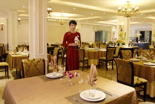 Restaurant, City Bay Palace Hotel in Hon Gai Port